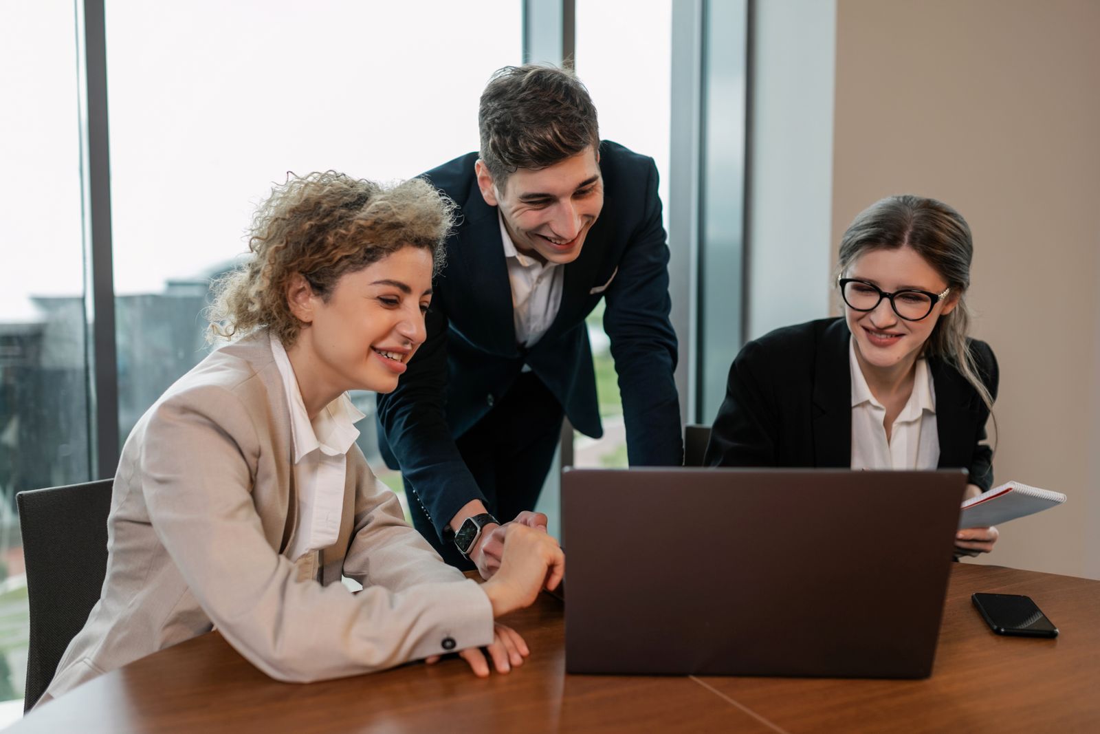 Profissionais utilizando tecnologia em ambiente de trabalho